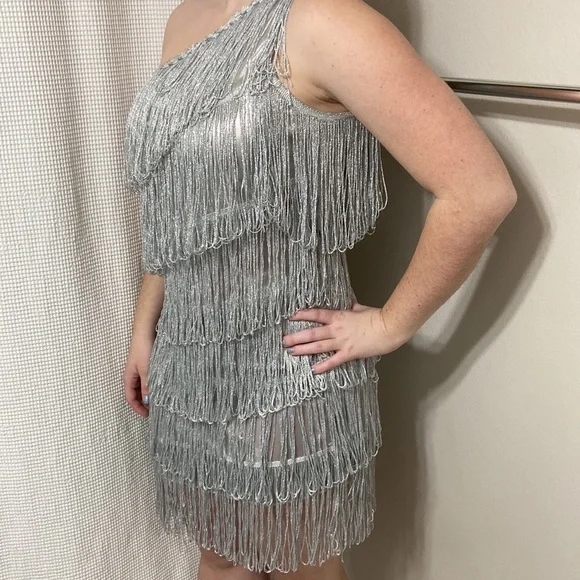 Spirit Halloween women’s silver flapper girl dress. Size adult small (4-6) - Picture 3 of 14